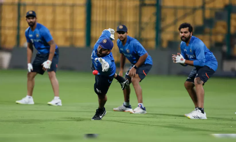 ഇന്ത്യൻ ടീമിന്‍റെ പരിശീലനത്തിനിടെ നെറ്റ്സിൽ ഒരു സർപ്രൈസ് അതിഥി; താരങ്ങളും ഹാപ്പി -വിഡിയോ വൈറൽ