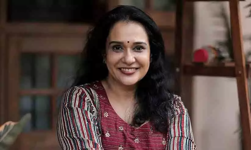 ‘12 ബാങ്കിൽ അക്കൗണ്ട്, കോടികളുടെ ഇടപാട്, ഉടൻ മുംബൈയിലെത്തണം’ -വ്യാജന്മാർ വിളിച്ചപ്പോൾ ഒരുസെക്കൻഡ് ഫ്രീസായി പോയെന്ന് മാലാ പാർവതി