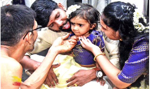 നാവിൽ അക്ഷരദീപം തെളിച്ച് കുരുന്നുകൾ