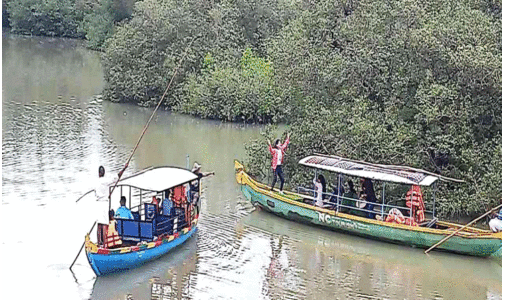 സുരക്ഷ ഉത്തരവിന് പുല്ലുവില ഈ യാത്ര അപകടകരം