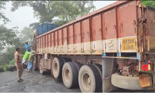 ചുരത്തിൽ യാത്രക്കാർക്ക് കഷ്ടപ്പാട് തന്നെ