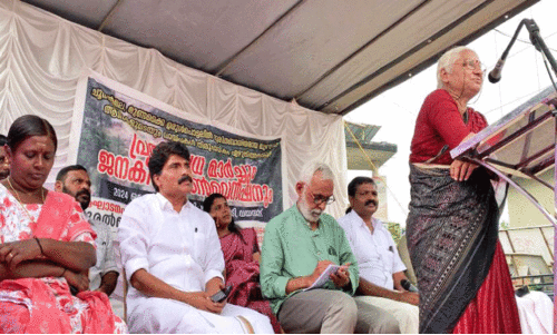 ദു​ര​ന്തബാ​ധി​ത​രു​ടെ മു​ഴു​വ​ൻ ക​ട​ങ്ങ​ളും എ​ഴു​തി​ത്ത​ള്ള​ണം -മേ​ധാ പ​ട്ക​ർ