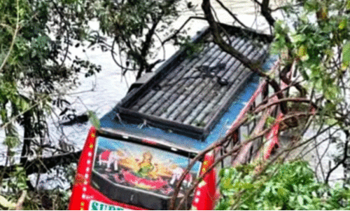 ബ​സ് പു​ഴ​യി​ലേ​ക്ക് മ​റി​ഞ്ഞ് ഡ്രൈ​വ​ർ മ​രി​ച്ചു