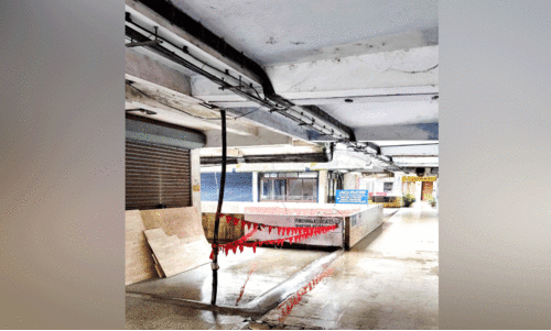 തലശ്ശേരി ജൂബിലി കോംപ്ലക്സിൽ ചോർച്ച ഒഴിയാബാധ!