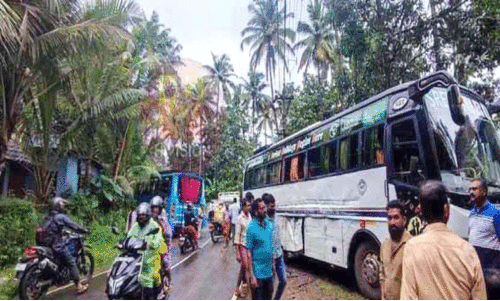 കൊട്ടിയൂരിൽ ബസുകൾ കൂട്ടിയിടിച്ച് 16 പേർക്ക് പരിക്ക്