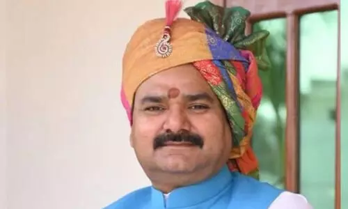 ‘പശുത്തൊഴുത്തിൽ കിടന്നാൽ അർബുദം ഭേദമാകും, പശുക്കളെ ഓമനിക്കുന്നത് രക്തസമ്മർദം കുറക്കും’; വിചിത്ര വാദവുമായി യു.പി ബി.ജെ.പി മന്ത്രി