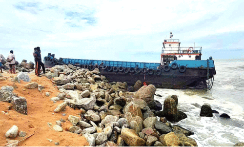 മുതലപ്പൊഴി; ബാർജുകൾ പുലിമുട്ടിലേക്ക്​ ഇടിച്ചുകയറി അപകടം