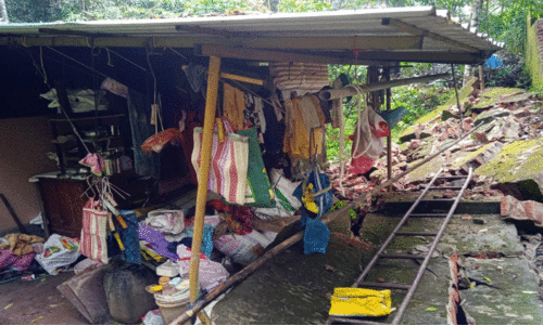 മഴ: വാട്ടര്‍ അതോറിറ്റിയുടെ മതില്‍ വീട്ടിലേക്ക്​ ഇടിഞ്ഞുവീണു