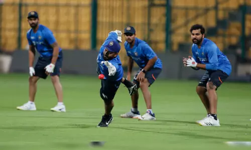 ഇന്ത്യൻ ടീമിന്‍റെ പരിശീലനത്തിനിടെ നെറ്റ്സിൽ ഒരു സർപ്രൈസ് അതിഥി; താരങ്ങളും ഹാപ്പി -വിഡിയോ വൈറൽ