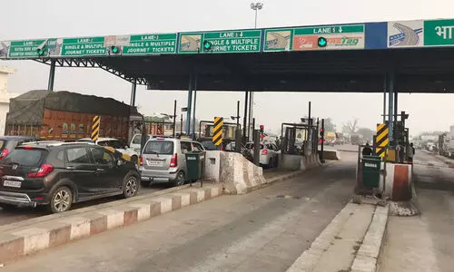 ഇന്ന് രാത്രി മുതൽ മുംബൈയിൽ ടോൾ ഇല്ലാതെ യാത്രചെയ്യാം: നഗരത്തിലെ അഞ്ച് എൻട്രി പോയൻറുകളിലും പൂർണ ടോൾ ഇളവ് പ്രഖ്യാപിച്ച് മഹാരാഷ്ട്ര സർക്കാർ