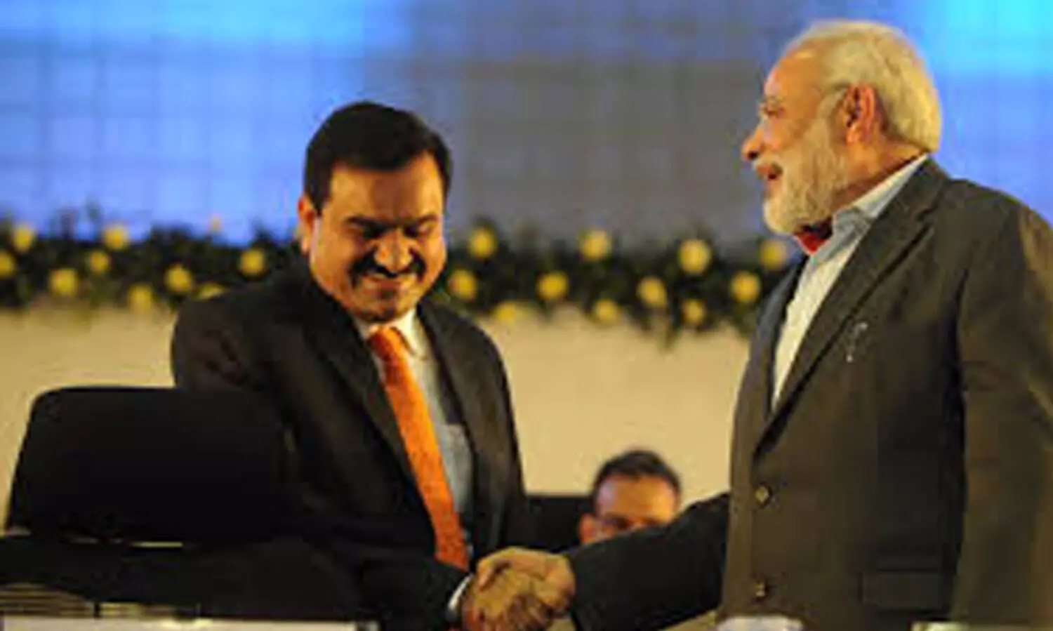 മഹാരാഷ്ട്ര സർക്കാർ തെരഞ്ഞെടുപ്പിനു മുമ്പ്   അദാനിക്ക് ചില ‘സമ്മാനങ്ങൾ’ നൽകിയെന്ന് കോൺഗ്രസ്