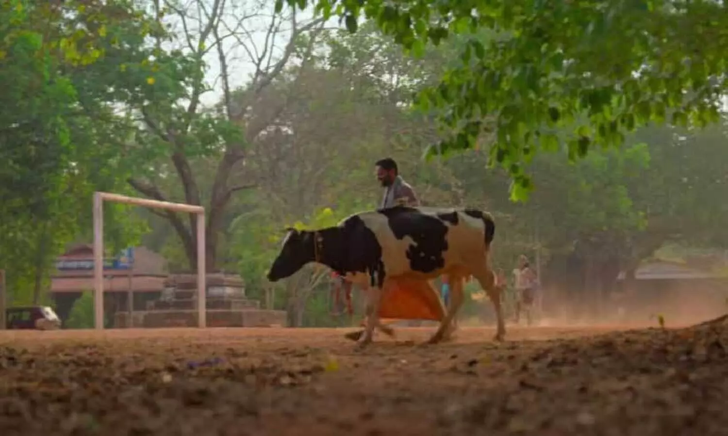 Porattu Naadakam Official Trailer