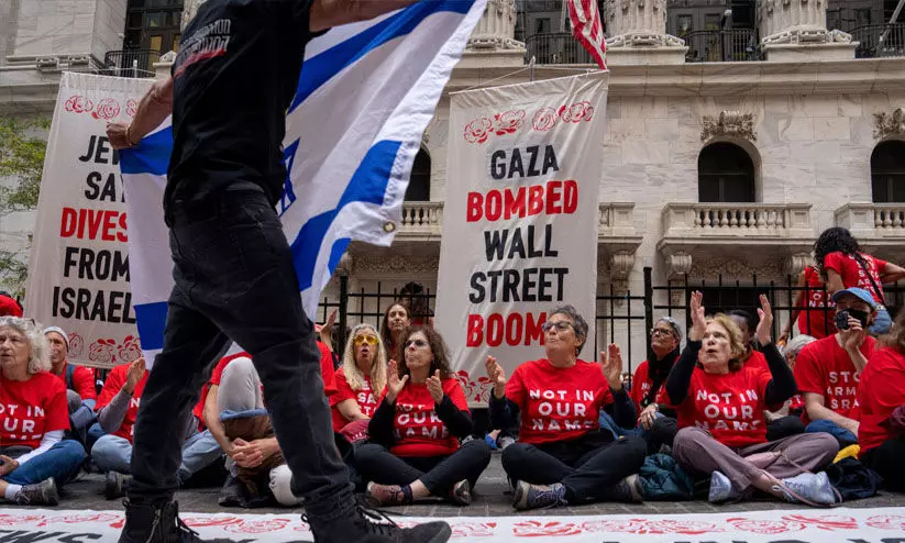 ന്യൂയോർക്ക് സ്റ്റോക്ക് എക്സ്ചേഞ്ചിന് പുറത്ത് ഫലസ്തീൻ അനുകൂല പ്രകടനം; ഡസൻ കണക്കിന് പേർ അറസ്റ്റിൽ ന്യൂയോർക്ക് സ്റ്റോക്ക് എക്സ്ചേഞ്ചിന് പുറത്ത് ഫലസ്തീൻ അനുകൂല പ്രകടനം; ഡസൻ കണക്കിന് പേർ അറസ്റ്റിൽ