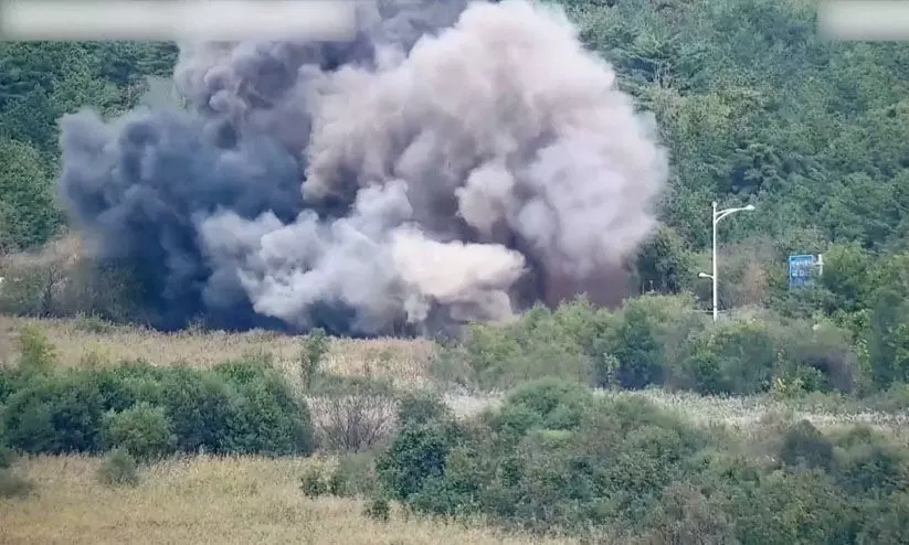 അതിർത്തികൾ വീണ്ടും പുകയുന്നു; ഉത്തരകൊറിയ അതിർത്തി റോഡ് സ്ഫോടനത്തിൽ തകർത്തതായി ദക്ഷിണ കൊറിയ അതിർത്തികൾ വീണ്ടും പുകയുന്നു; ഉത്തരകൊറിയ അതിർത്തി റോഡ് സ്ഫോടനത്തിൽ തകർത്തതായി ദക്ഷിണ കൊറിയ