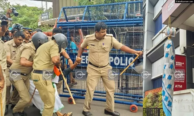 1. പി.പി. ദിവ്യയുടെ രാജി ആവശ്യപ്പെട്ട് മാർച്ച് നടത്തിയ യൂത്ത് കോൺഗ്രസ് പ്രവർത്തകരെ അറസ്റ്റ് ചെയ്തു നീക്കുന്നു 2. ദിവ്യയുടെ കോലം ഓഫീസിനു മുന്നിൽ തൂക്കിയ നിലയിൽ എ.ഡി.എമ്മിന്റെ ആത്മഹത്യ; പി.പി ദിവ്യക്കെതിരെ തിളച്ചുമറിഞ്ഞ് പ്രതിഷേധം; ജീവനക്കാരടക്കം തെരുവിൽ