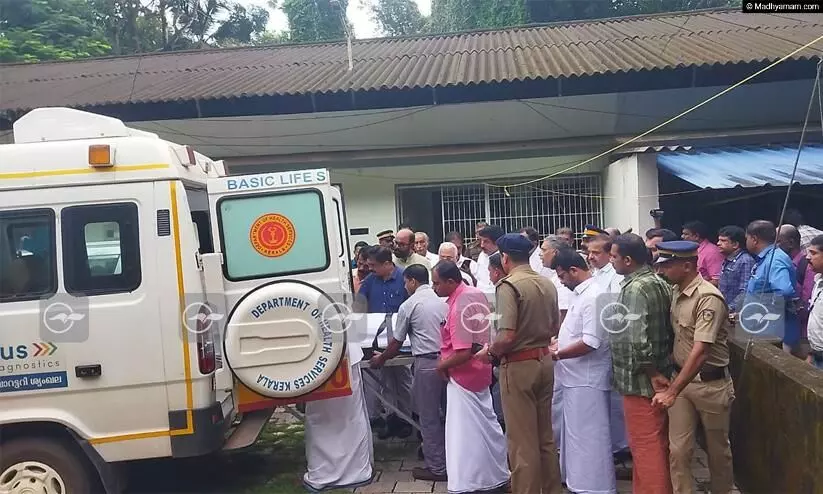 നവീൻ ബാബുവിന്റെ മൃതദേഹം പരിയാരം മെഡിക്കൽ കോളജ് ആശുപത്രിയിലേക്ക് കൊണ്ടു പോകുന്നു നവീൻ ബാബുവിന്റെ മൃതദേഹം പരിയാരം മെഡിക്കൽ കോളജ് ആശുപത്രിയിലേക്ക് കൊണ്ടു പോകുന്നു
