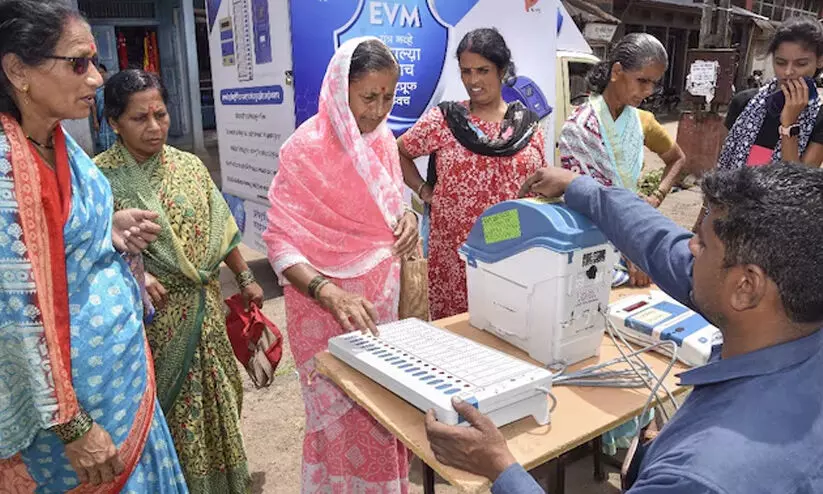 വോട്ടിങ് യന്ത്രത്തിന്റെ ബാറ്ററി കാൽക്കുലേറ്ററിന് സമാനം; കോൺഗ്രസ് ആരോപണം തള്ളി കമ്മീഷൻ