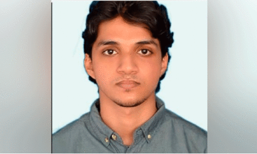 ബൈ​ക്ക് ഡി​വൈ​ഡ​റി​ലി​ടി​ച്ച് മ​ല​യാ​ളി യു​വാ​വ് മ​രി​ച്ചു