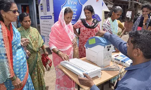 വോട്ടിങ് യന്ത്രത്തിന്റെ ബാറ്ററി കാൽക്കുലേറ്ററിന് സമാനം; കോൺഗ്രസ് ആരോപണം തള്ളി കമ്മീഷൻ