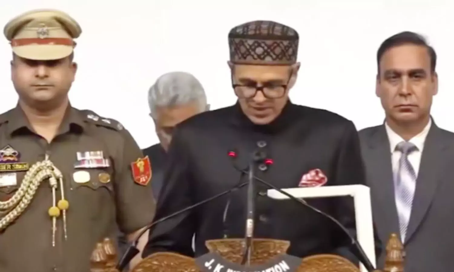 ഉമർ അബ്ദുല്ല ജമ്മു-കശ്മീർ മുഖ്യമന്ത്രിയായി സത്യപ്രതിജ്ഞ ചെയ്തു: സുരീന്ദർ ചൗധരി ഉപമുഖ്യമന്ത്രി -വിഡിയോ