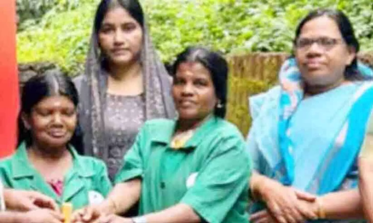 മാലിന്യം തരംതിരിക്കുമ്പോൾ നഷ്ടപ്പെട്ട കമ്മൽ തിരിച്ചു കിട്ടി; ഹരിത കർമസേനാംഗങ്ങൾക്ക് നന്ദി പറഞ്ഞ് വീട്ടമ്മ