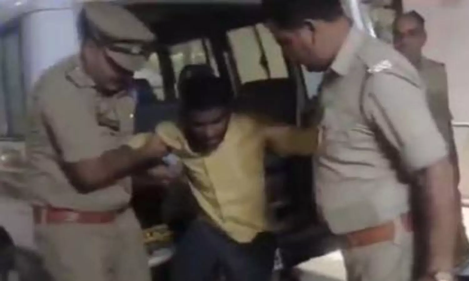 യു.പിയിൽ ദുർഗ പന്തലിലേക്ക് പോകുന്നതിനിടെ പത്ത് വയസുകാ​രിയെ ബലാത്സംഗം ചെയ്ത് കൊന്നു; പ്രതിയെ വെടിവെച്ച് പിടികൂടി