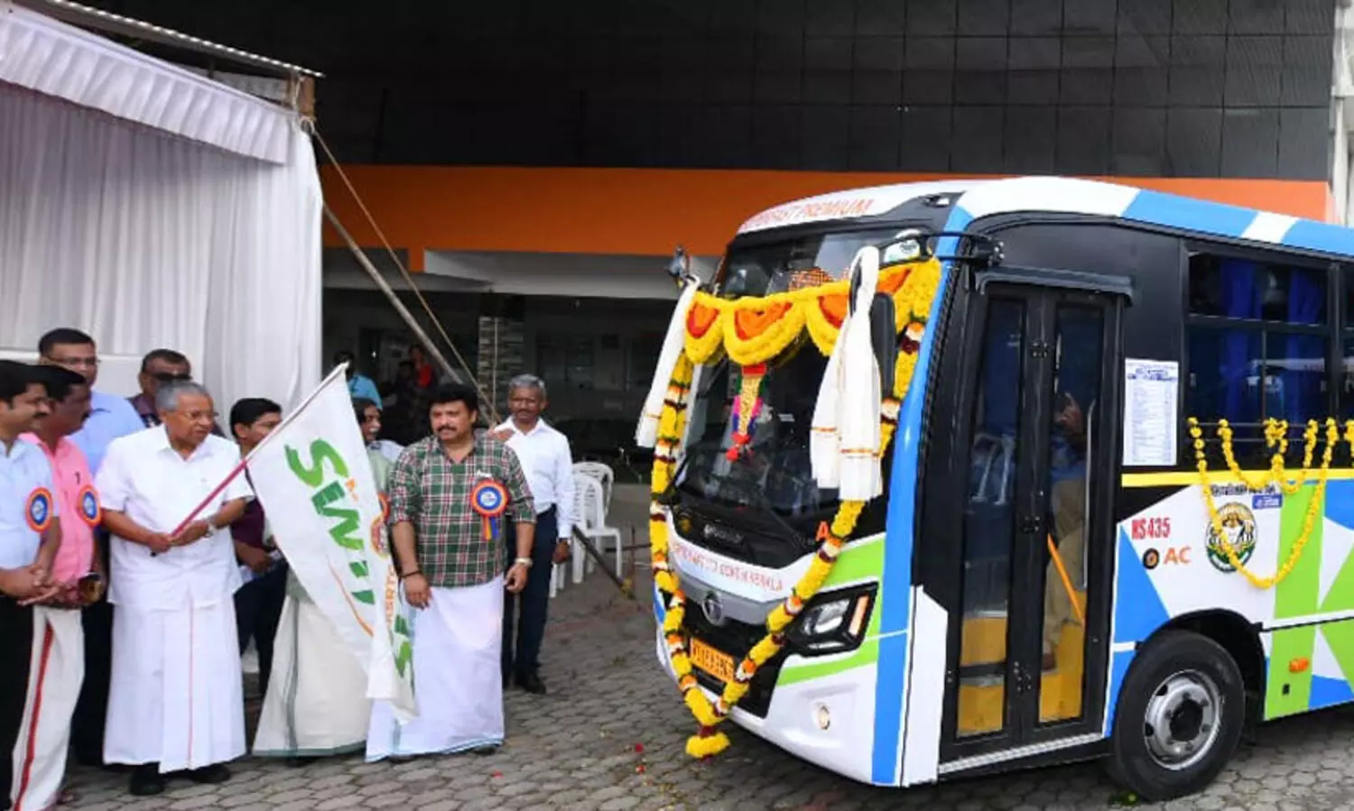 കെ.എസ്.ആർ.ടി.സി സ്വിഫ്റ്റിന്റെ 10 സൂപ്പർ ഫാസ്റ്റ് പ്രീമിയം ബസുകൾ പുറത്തിറക്കി