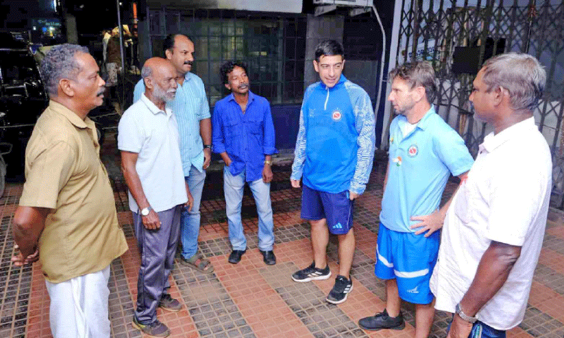 കോ​ച്ചു​മാ​രെ​ത്തി; സ​ന്തോ​ഷ​ത്തോ​ടെ കാ​ൽ​പ​ന്തു​ക​ളി​ക്കാ​ർ