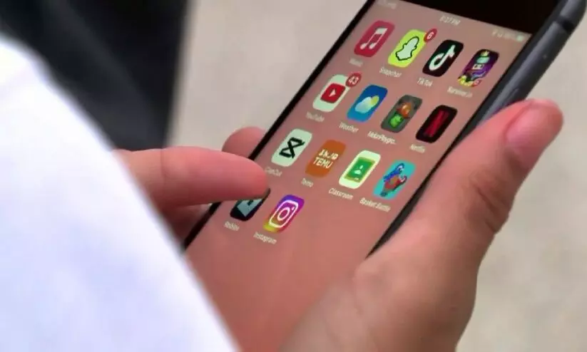 ‘സ്മാർട്ട്ഫോണുകളിൽ ടോയിലറ്റ് സീറ്റിനേക്കാൾ പത്തിരട്ടി ബാക്ടീരിയ സാന്നിധ്യം’; ഗുരുതര പ്രത്യാഘാതമുണ്ടാകുമെന്ന് റിപ്പോർട്ട് ‘സ്മാർട്ട്ഫോണുകളിൽ ടോയിലറ്റ് സീറ്റിനേക്കാൾ പത്തിരട്ടി ബാക്ടീരിയ സാന്നിധ്യം’; ഗുരുതര പ്രത്യാഘാതമുണ്ടാകുമെന്ന് റിപ്പോർട്ട്