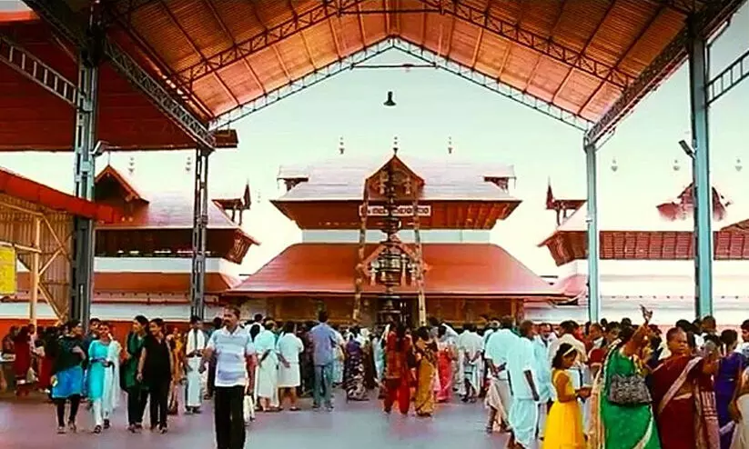 ഗുരുവായൂരപ്പന് വഴിപാടായി 25 പവന്റെ പൊൻകിരീടം ഗുരുവായൂരപ്പന് വഴിപാടായി 25 പവന്റെ പൊൻകിരീടം