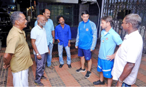 കോ​ച്ചു​മാ​രെ​ത്തി; സ​ന്തോ​ഷ​ത്തോ​ടെ കാ​ൽ​പ​ന്തു​ക​ളി​ക്കാ​ർ