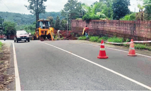ചാ​യ്യോം-അ​ര​യാ​ക്ക​ട​വ് റോ​ഡി​ലെ കുഴി താ​ൽ​ക്കാലി​ക​മാ​യി അ​ട​ച്ചു