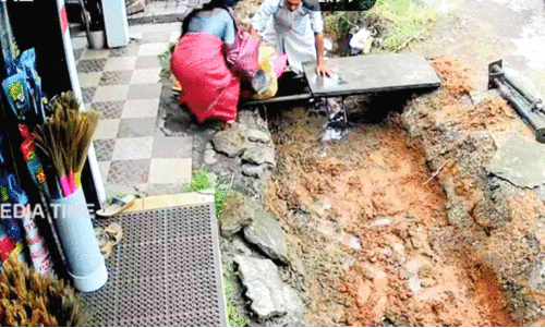 കാനയിൽ വീണ് വയോധികക്ക്​ പരിക്ക്