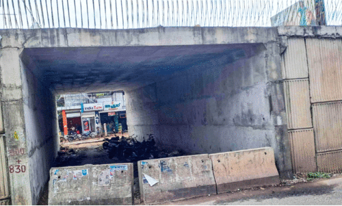 പട്ടരുമുക്കിൽ സർവിസ് റോഡിലേക്കുള്ള വഴിയടച്ചു; ജനം ദുരിതത്തിൽ പട്ടരുമുക്കിൽ സർവിസ് റോഡിലേക്കുള്ള വഴിയടച്ചു; ജനം ദുരിതത്തിൽ