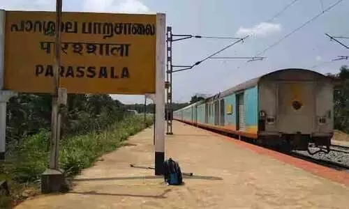 ചാടിയിറങ്ങവെ ട്രെയിനിനും പ്ലാറ്റ്ഫോമിനും ഇടയിൽപെട്ടു, പൊലീസെത്തി കമിഴ്ന്ന് കിടക്കാൻ പറഞ്ഞു; അദ്ഭുതകരം ഈ രക്ഷപ്പെടൽ... ചാടിയിറങ്ങവെ ട്രെയിനിനും പ്ലാറ്റ്ഫോമിനും ഇടയിൽപെട്ടു, പൊലീസെത്തി കമിഴ്ന്ന് കിടക്കാൻ പറഞ്ഞു; അദ്ഭുതകരം ഈ രക്ഷപ്പെടൽ...