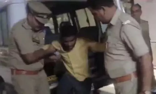 യു.പിയിൽ ദുർഗ പന്തലിലേക്ക് പോകുന്നതിനിടെ പത്ത് വയസുകാ​രിയെ ബലാത്സംഗം ചെയ്ത് കൊന്നു; പ്രതിയെ വെടിവെച്ച് പിടികൂടി