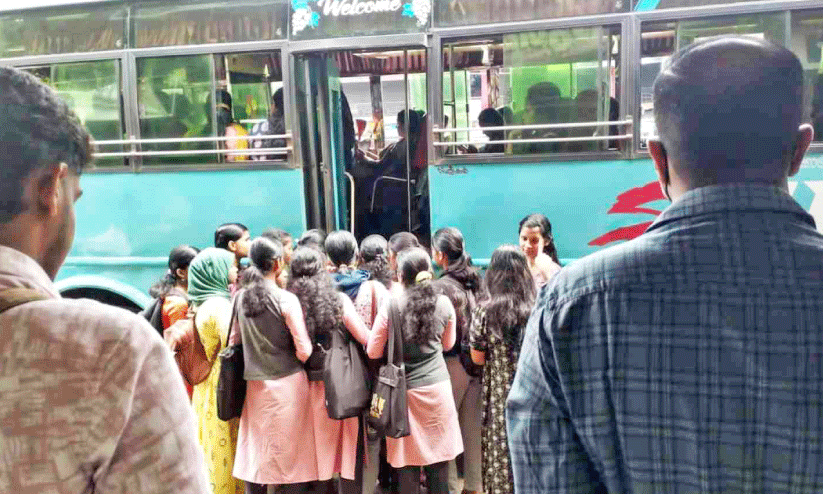 ബാലുശ്ശേരി ബസ് സ്റ്റാൻഡിൽ വിദ്യാർഥികൾക്ക് യാത്ര ദുരിതമാകുന്നു ബാലുശ്ശേരി ബസ് സ്റ്റാൻഡിൽ വിദ്യാർഥികൾക്ക് യാത്ര ദുരിതമാകുന്നു