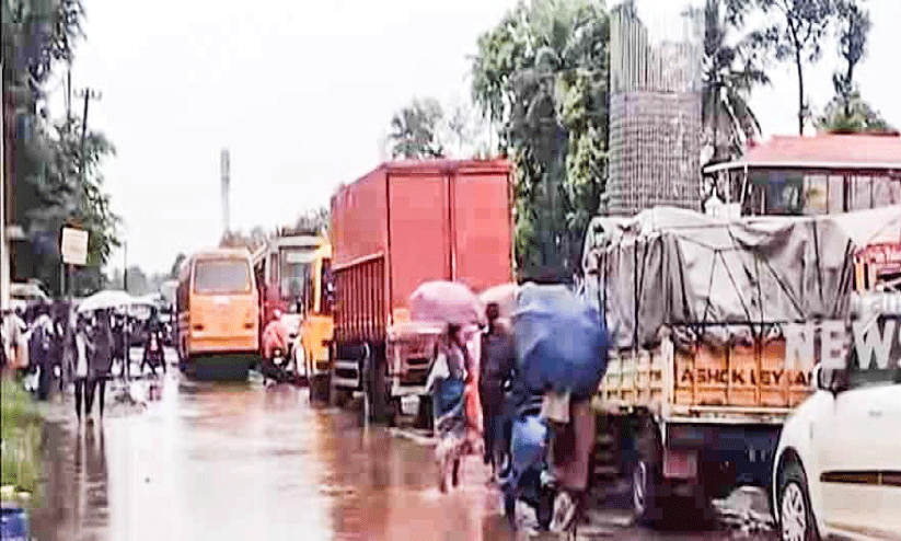 കുഴികൾ നിറഞ്ഞു; ‘ജല’പാതയിൽ ഗതാഗതക്കുരുക്ക് രൂക്ഷം കുഴികൾ നിറഞ്ഞു; ‘ജല’പാതയിൽ ഗതാഗതക്കുരുക്ക് രൂക്ഷം