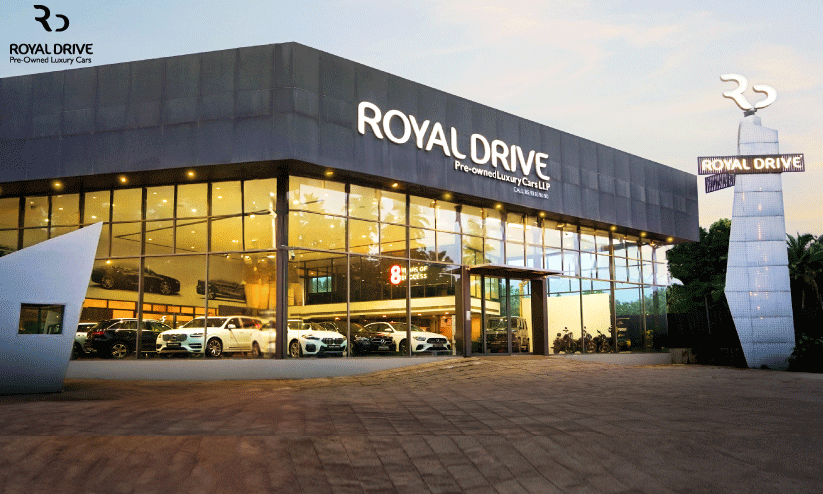 ആഡംബരത്തിന്റെ വഴിയിൽ കുതിച്ച് ‘റോയൽ ഡ്രൈവ്’ ആഡംബരത്തിന്റെ വഴിയിൽ കുതിച്ച് ‘റോയൽ ഡ്രൈവ്’