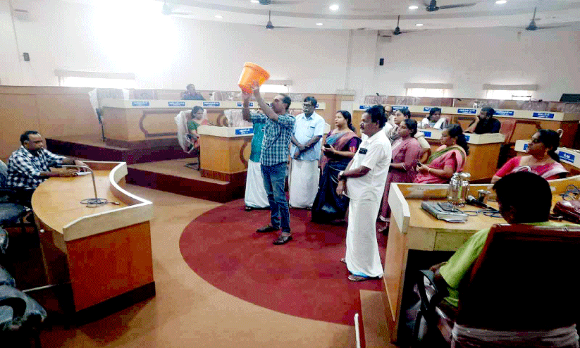 ചെടിച്ചട്ടി വിതരണം വൈകിയതിൽ പ്രതിഷേധം; ഒറ്റപ്പാലം നഗരസഭ കൗൺസിൽ മൂന്ന് മണിക്കൂർ തടസ്സപ്പെട്ടു ചെടിച്ചട്ടി വിതരണം വൈകിയതിൽ പ്രതിഷേധം; ഒറ്റപ്പാലം നഗരസഭ കൗൺസിൽ മൂന്ന് മണിക്കൂർ തടസ്സപ്പെട്ടു