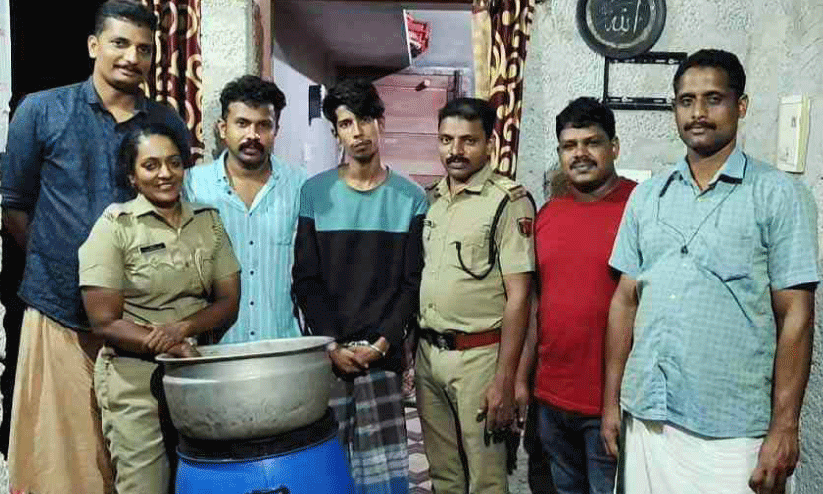 ചാരായവും കോടയുമായി യുവാവ് പിടിയിൽ ചാരായവും കോടയുമായി യുവാവ് പിടിയിൽ