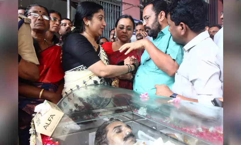 നവീന് അക്ഷരംകൊണ്ട് യാത്രയയപ്പ്; വിശ്വസിക്കാന് കഴിയുന്നില്ലെന്ന് ദിവ്യ എസ്. അയ്യർ നവീന് അക്ഷരംകൊണ്ട് യാത്രയയപ്പ്; വിശ്വസിക്കാന് കഴിയുന്നില്ലെന്ന് ദിവ്യ എസ്. അയ്യർ