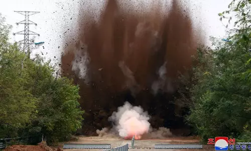 ദക്ഷിണകൊറിയ ശത്രുരാജ്യം; ഇനി ഒരു ബന്ധവും വേണ്ട, റോഡ്-റെയിൽ ശൃംഖല തകർത്ത് ഉത്തരകൊറിയ