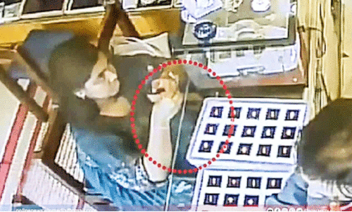 നഗരമധ്യത്തിലെ ജ്വല്ലറിയിൽനിന്ന്​ യുവതി മോതിരം മോഷ്ടിച്ചു