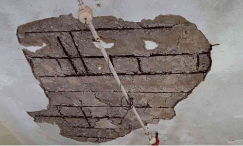 ബ​സ് സ്റ്റാ​ൻ​ഡ് ഷോ​പ്പി​ങ് കോംപ്ല​ക്സി​ന്‍റെ കോ​ൺ​ക്രീ​റ്റ് അ​ട​ർ​ന്നു വീ​ണു