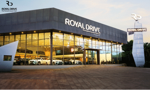 ആ​ഡം​ബ​ര​ത്തി​ന്റെ വ​ഴി​യി​ൽ കു​തി​ച്ച്​ ‘റോ​യ​ൽ ഡ്രൈ​വ്​’