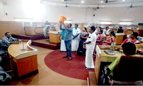 ചെടിച്ചട്ടി വിതരണം വൈകിയതിൽ പ്രതിഷേധം; ഒറ്റപ്പാലം നഗരസഭ കൗൺസിൽ മൂന്ന് മണിക്കൂർ തടസ്സപ്പെട്ടു