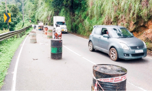 ശബരിമല സീസൺ അടുത്തു; തീർഥാടകരെ കാത്ത് ദുരിതവഴികൾ... ശബരിമല സീസൺ അടുത്തു; തീർഥാടകരെ കാത്ത് ദുരിതവഴികൾ...
