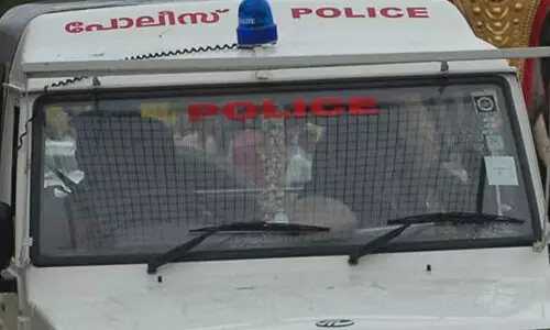 വിദ്യാർഥിയെ ചൂരൽ കൊണ്ട് അടിച്ചെന്ന് പരാതി നൽകിയ രക്ഷിതാക്കൾക്കെതിരെ കേസ്