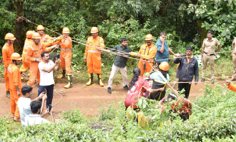 മോ​ക്ക് ഡ്രി​ല്ലു​മാ​യി ദു​ര​ന്ത​നി​വാ​ര​ണ വി​ഭാ​ഗം